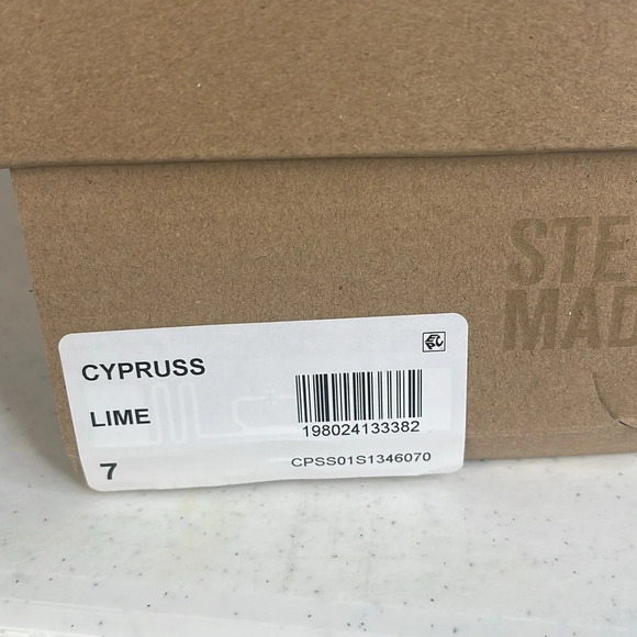 Steve Madden
Cypruss Sandal Sz 7 Color lime - Picture 8 of 9